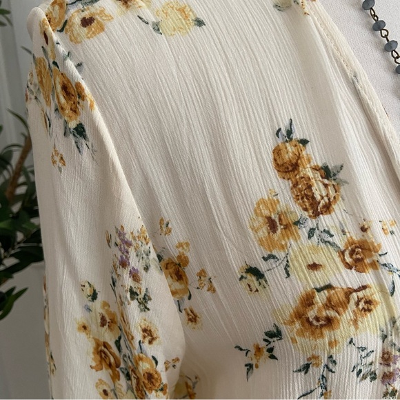 Floral Creamy Yellow Kimono with Lace Trim - Picture 4 of 10